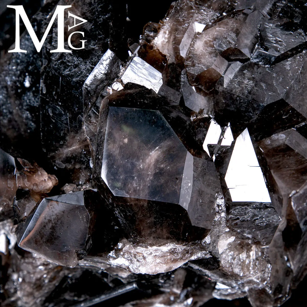 Agglomerato di Quarzo Fumé Nero Intenso.
