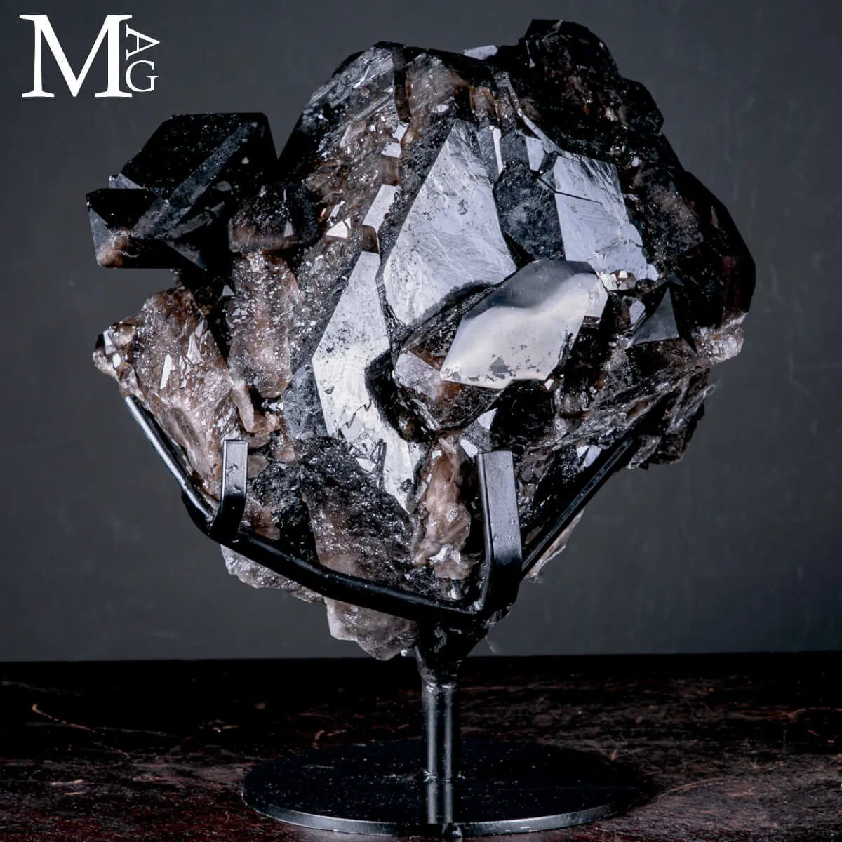Agglomerato di Quarzo Fumé Nero Intenso.