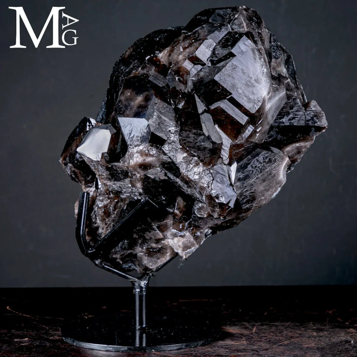 Agglomerato di Quarzo Fumé Nero Intenso.