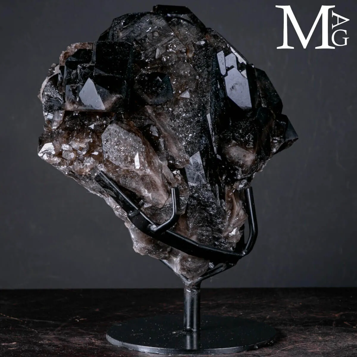 Agglomerato di Quarzo Fumé Nero Intenso.