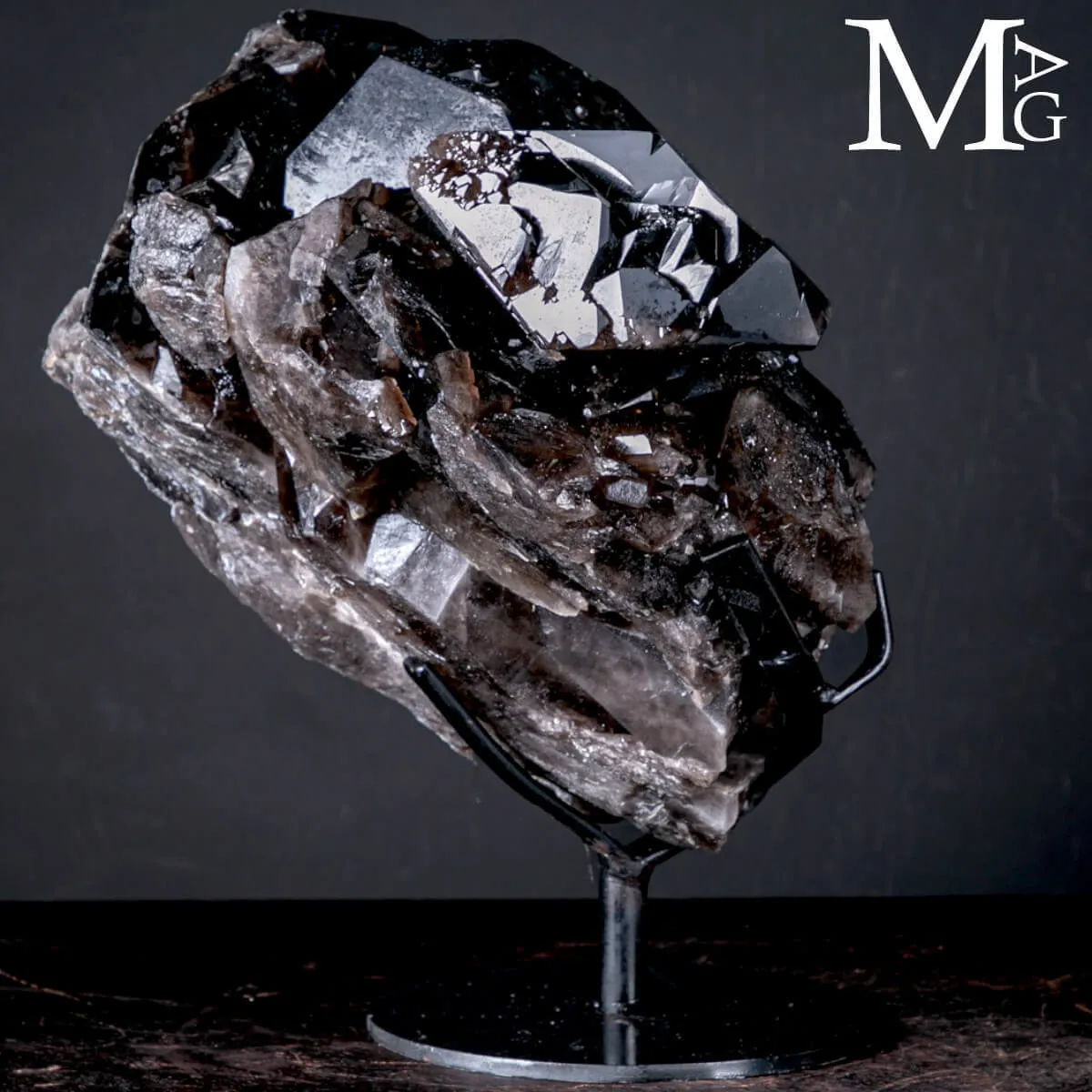 Agglomerato di Quarzo Fumé Nero Intenso.