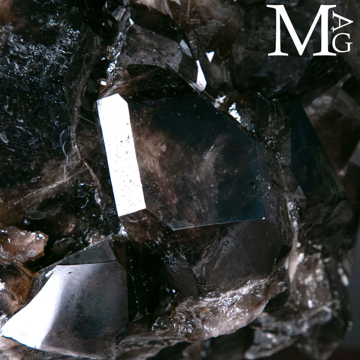 Agglomerato di Quarzo Fumé Nero Intenso.