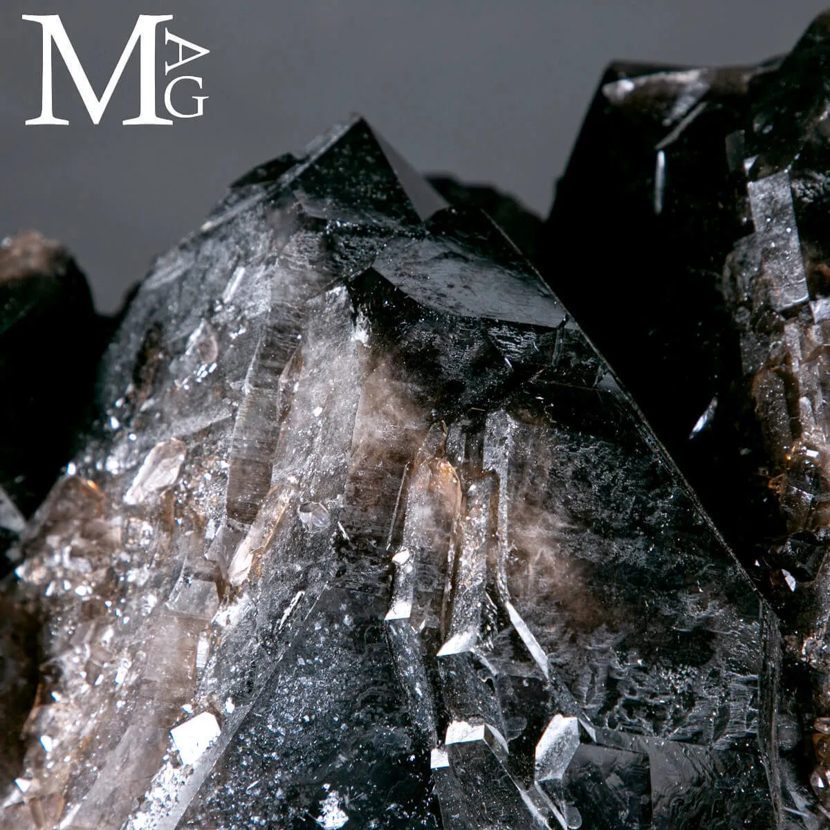 Agglomerato di Quarzo Fumé Nero Intenso.