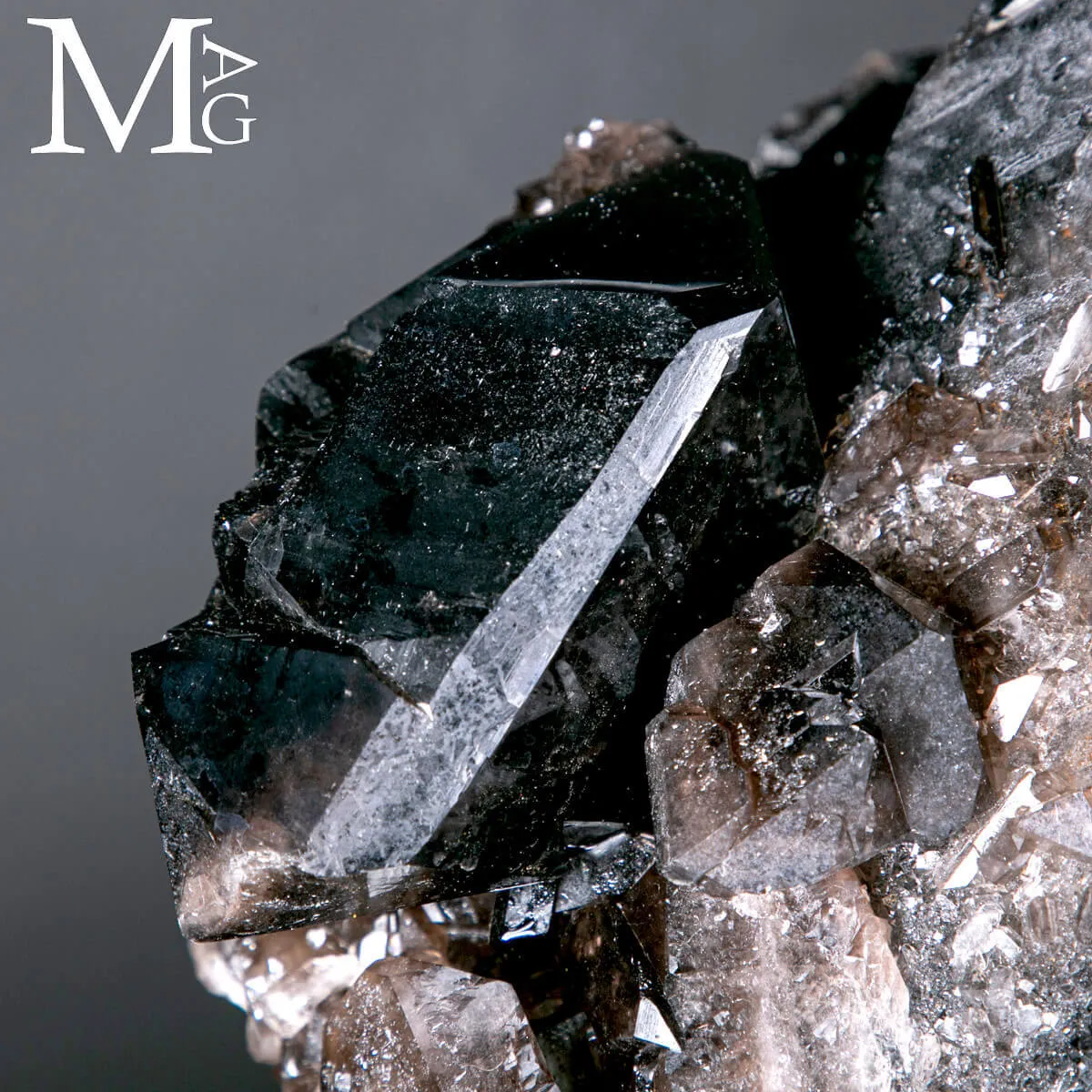Agglomerato di Quarzo Fumé Nero Intenso.
