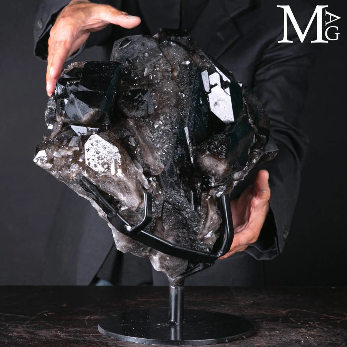 Agglomerato di Quarzo Fumé Nero Intenso.