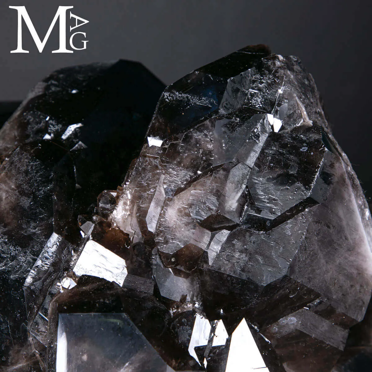Agglomerato di Quarzo Fumé Nero Intenso.