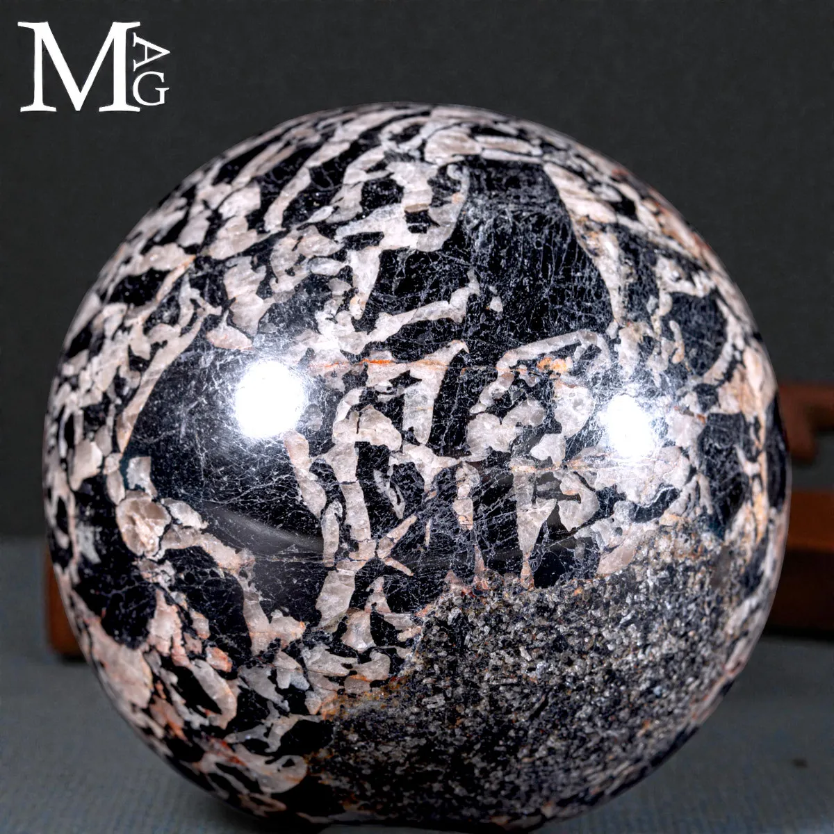 Sfera in breccia Quarzo Feldspatica.
