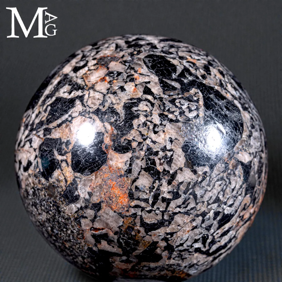Sfera in breccia Quarzo Feldspatica.