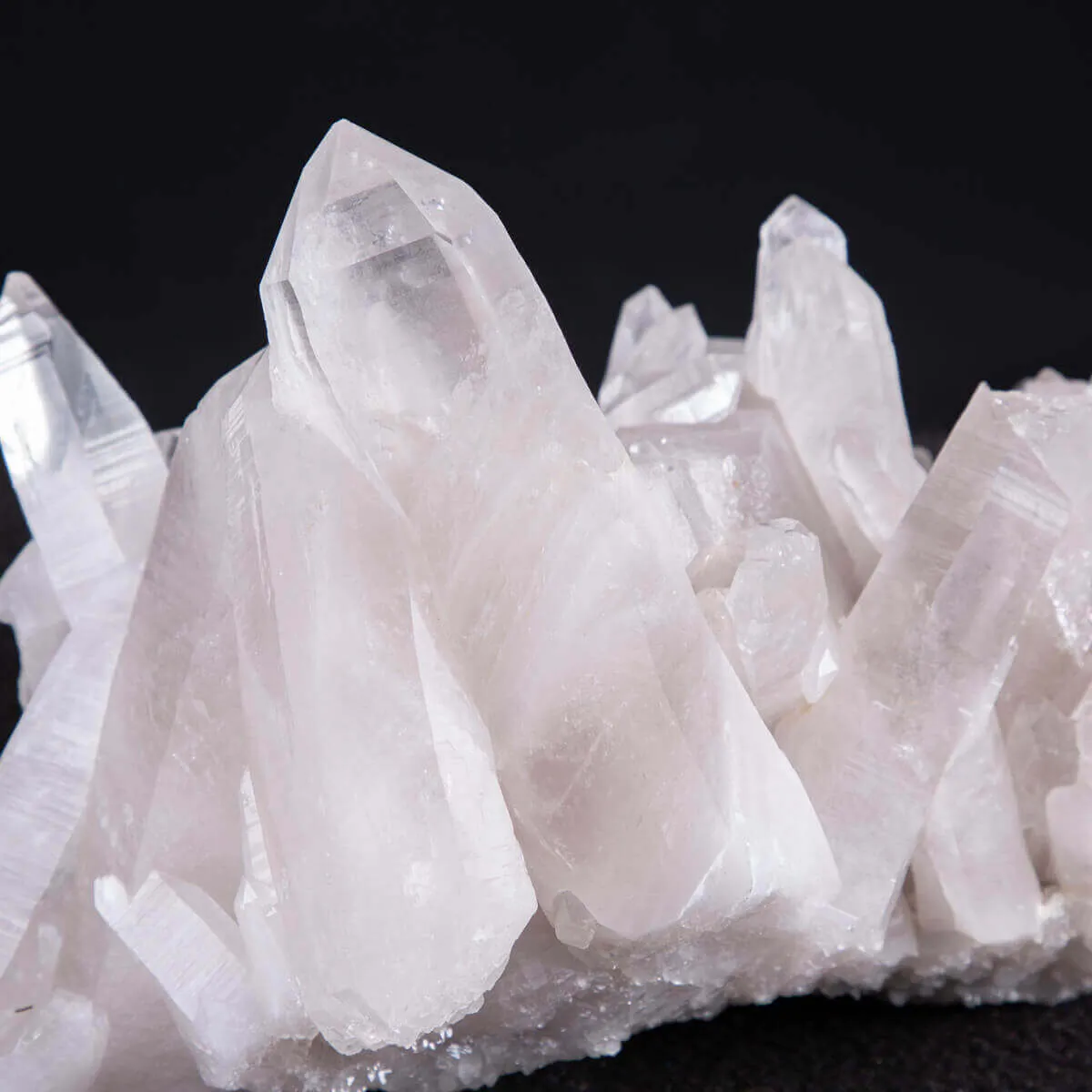 Luce e Energia nei Cristalli di Quarzo: Una Gemma di Purezza.