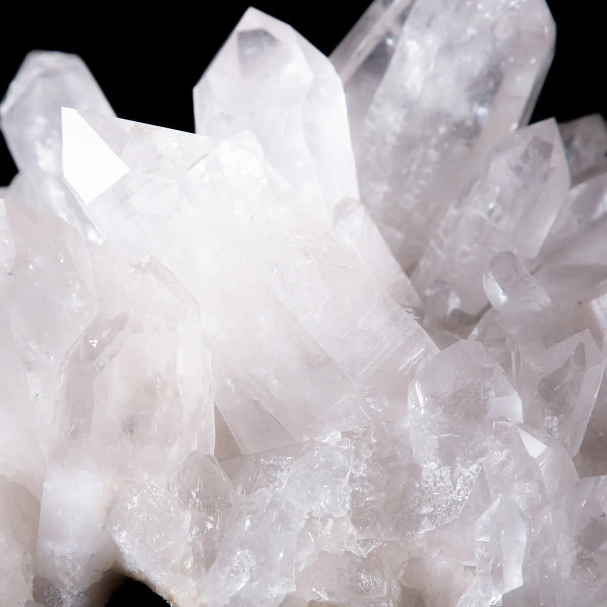 Luce Cristallina: L'Essenza Pura dei Cristalli di Quarzo Brasiliani.