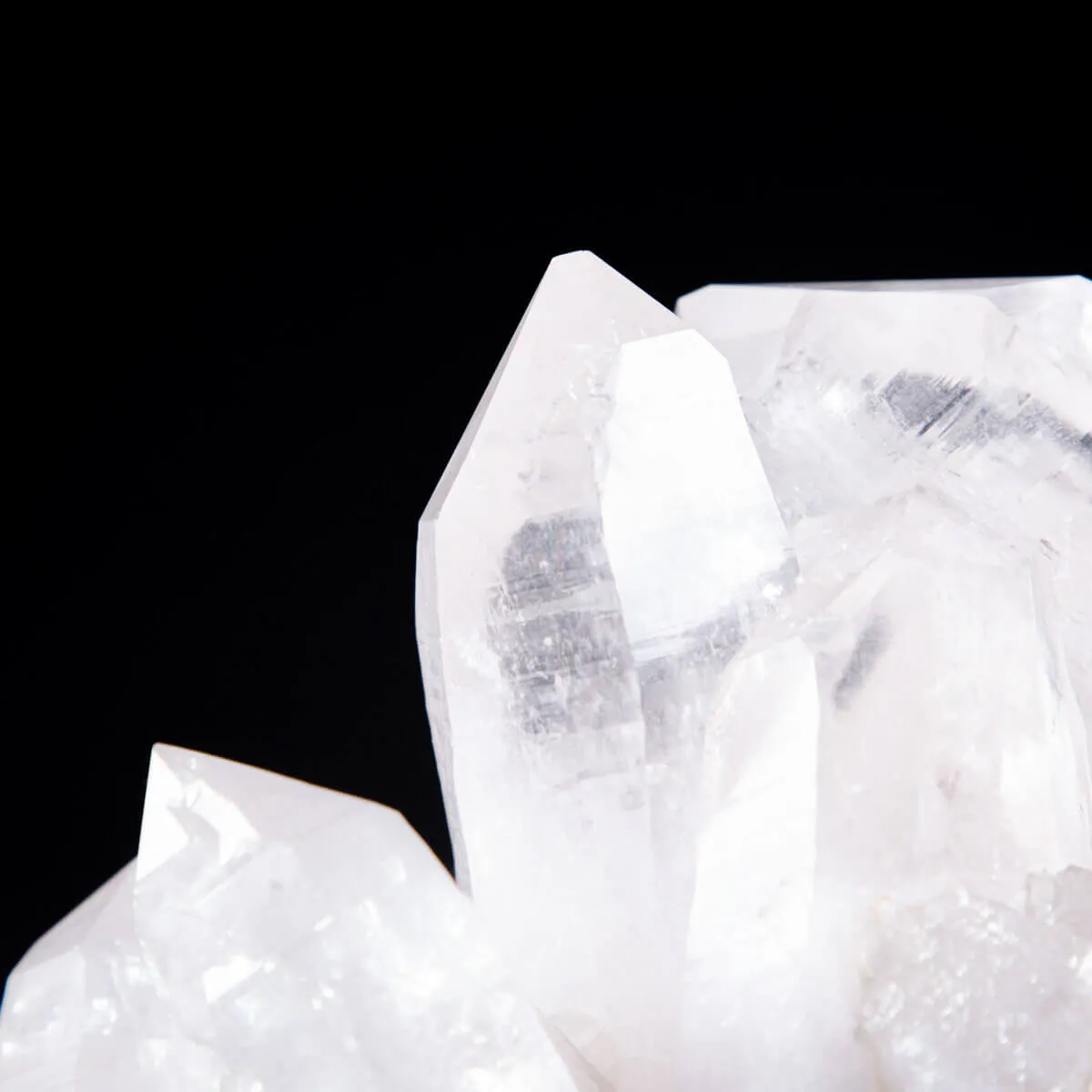 Luce Cristallina: L'Essenza Pura dei Cristalli di Quarzo Brasiliani.