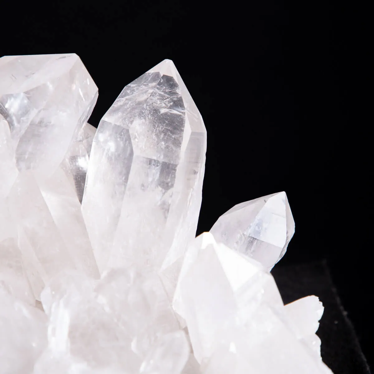Luce Cristallina: L'Essenza Pura dei Cristalli di Quarzo Brasiliani.