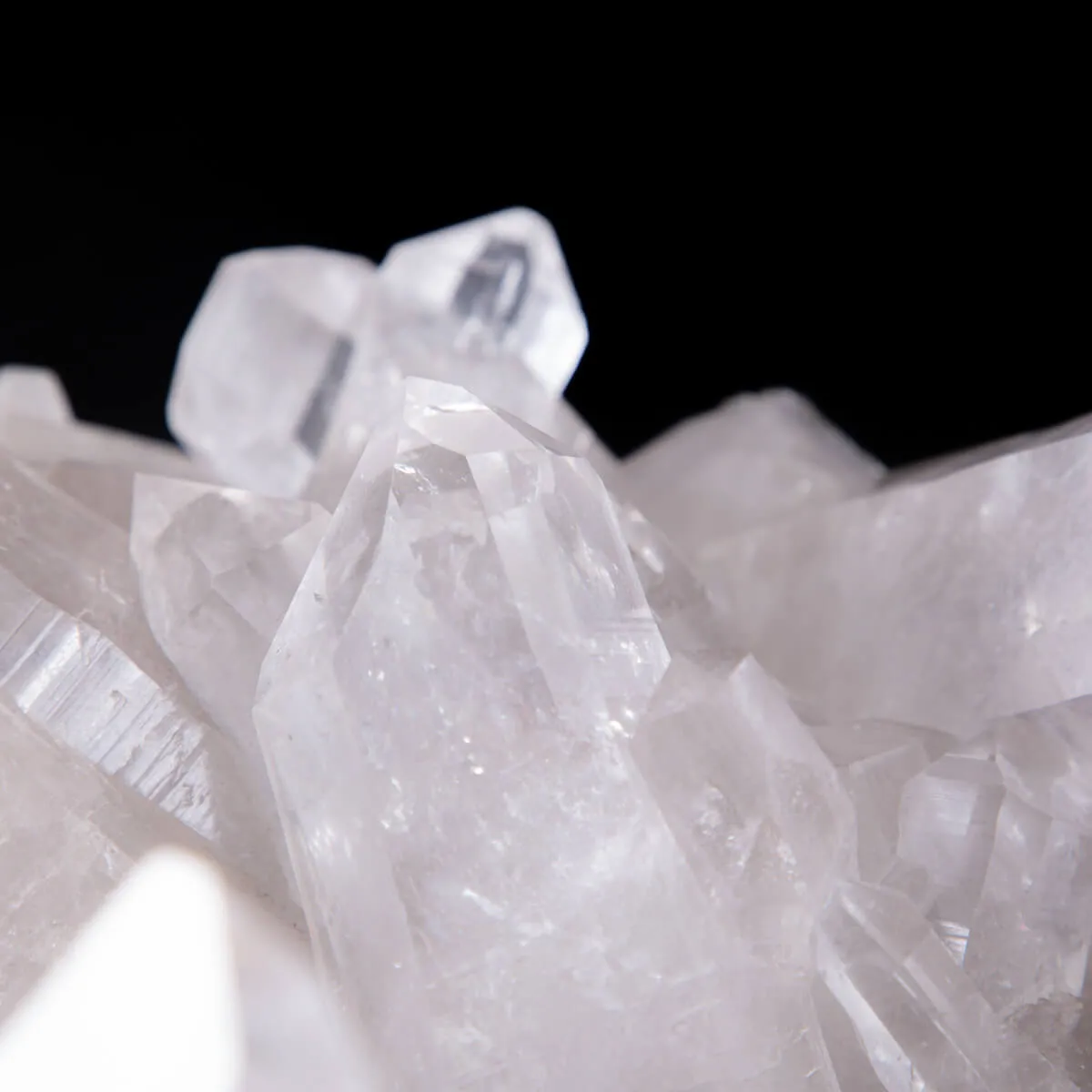 Luce Cristallina: L'Essenza Pura dei Cristalli di Quarzo Brasiliani.