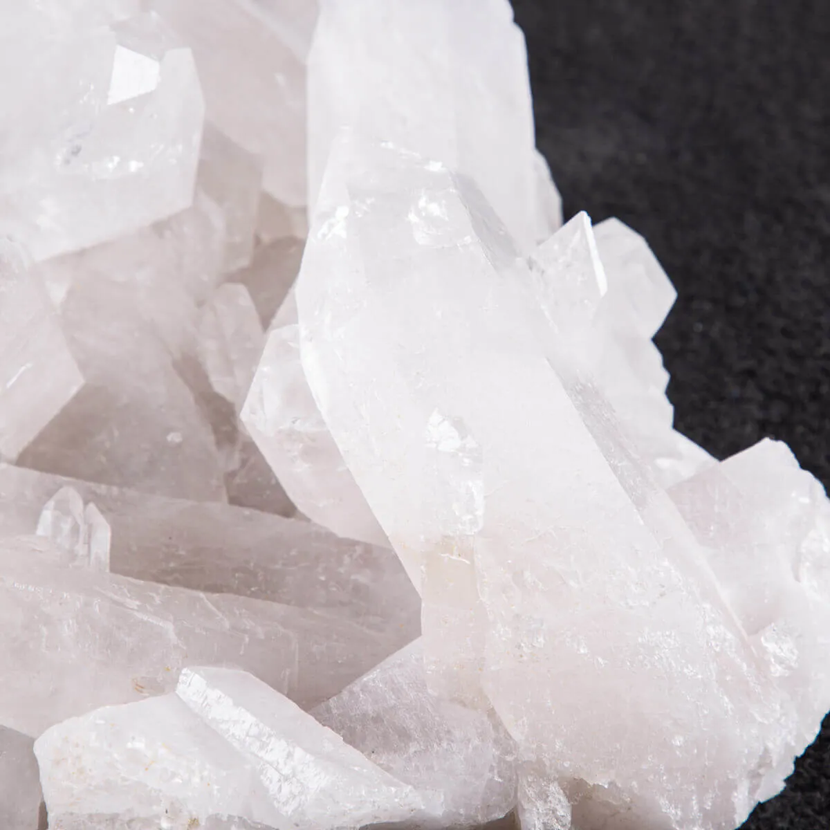 Riflessi di Luce e Saggezza: La Drusa di Quarzo Perfetta per la Meditazione.