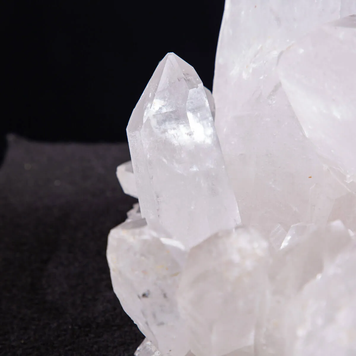 Riflessi di Luce e Saggezza: La Drusa di Quarzo Perfetta per la Meditazione.