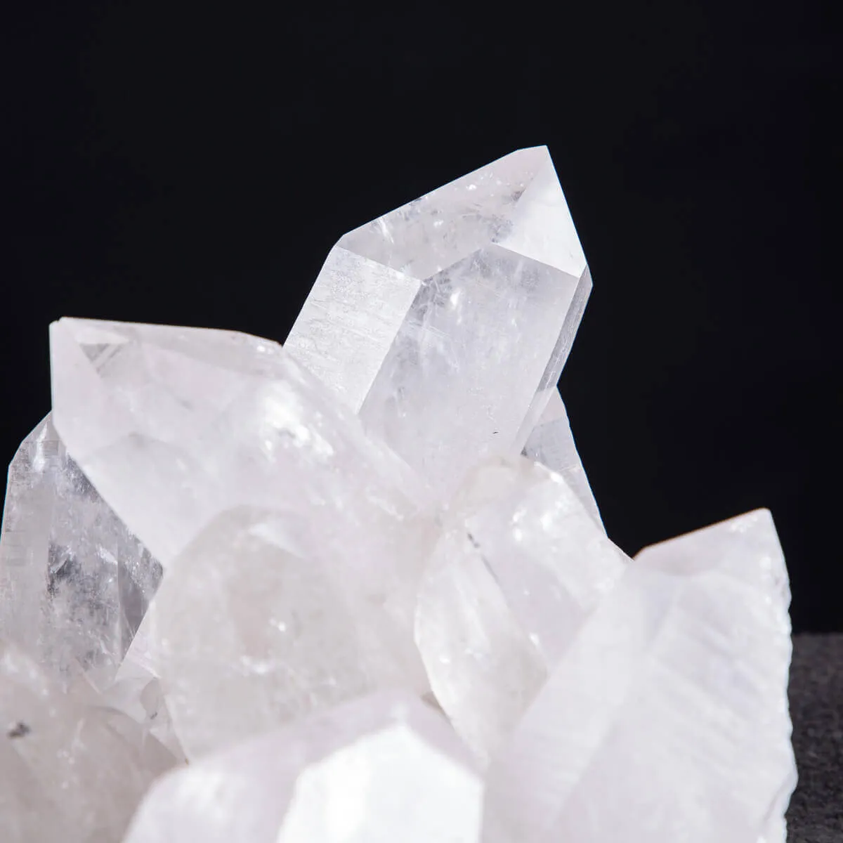 Riflessi di Luce e Saggezza: La Drusa di Quarzo Perfetta per la Meditazione.