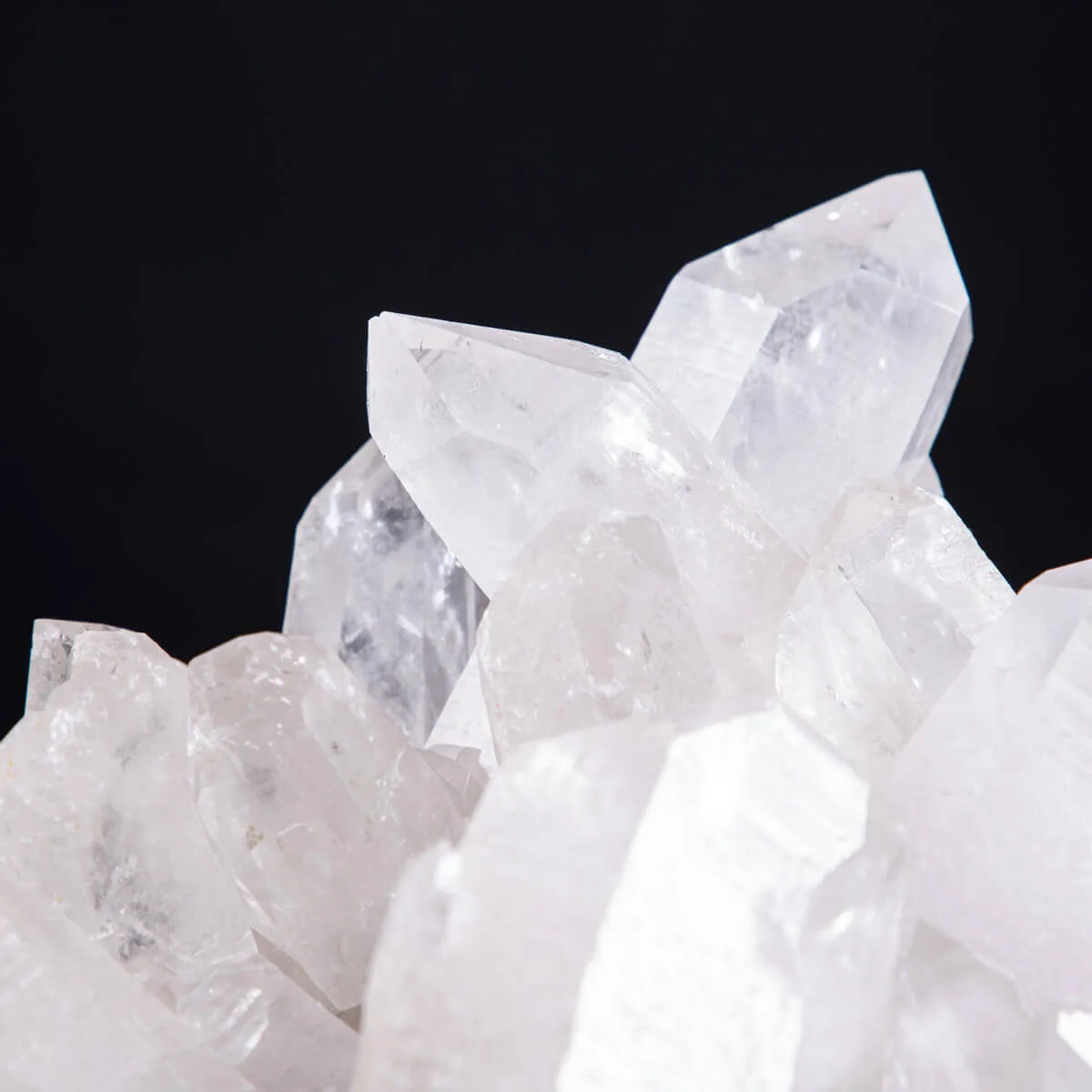 Riflessi di Luce e Saggezza: La Drusa di Quarzo Perfetta per la Meditazione.