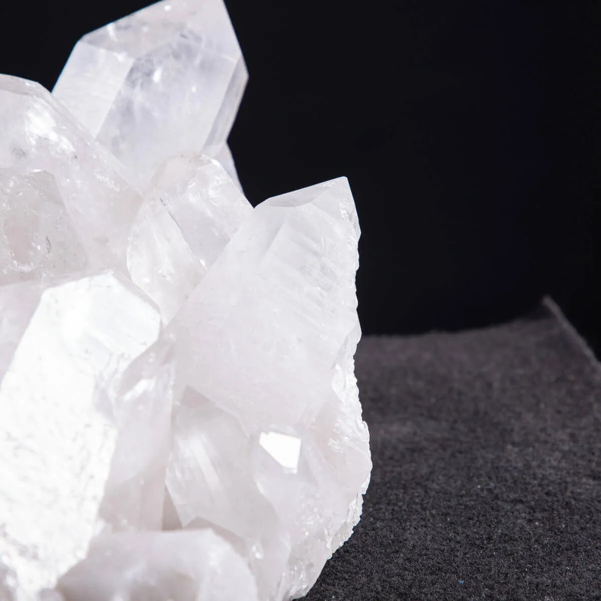 Riflessi di Luce e Saggezza: La Drusa di Quarzo Perfetta per la Meditazione.