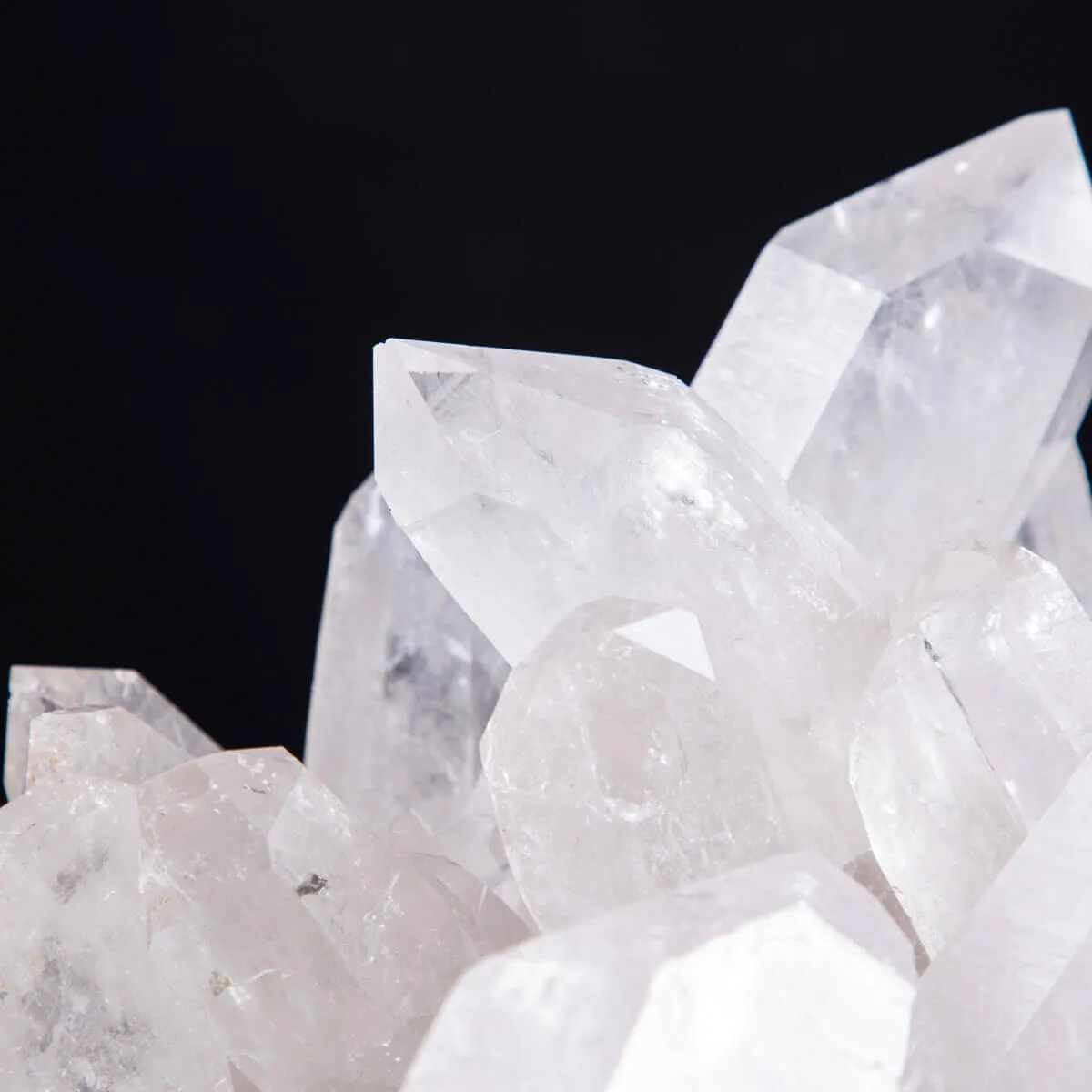 Riflessi di Luce e Saggezza: La Drusa di Quarzo Perfetta per la Meditazione.