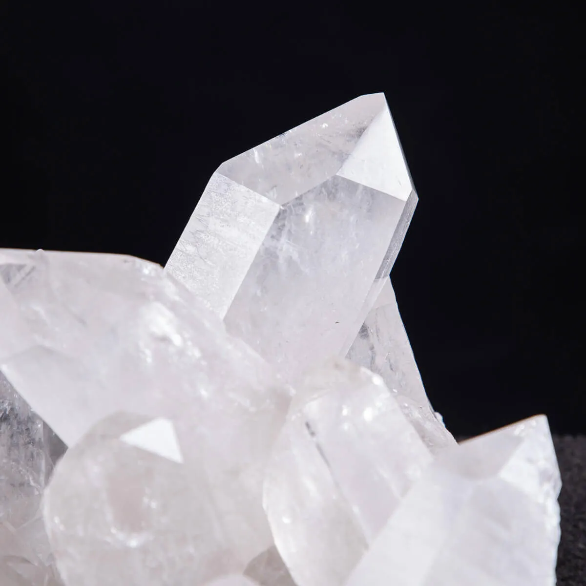 Riflessi di Luce e Saggezza: La Drusa di Quarzo Perfetta per la Meditazione.
