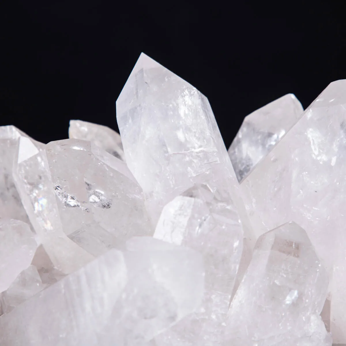 Riflessi di Luce e Saggezza: La Drusa di Quarzo Perfetta per la Meditazione.