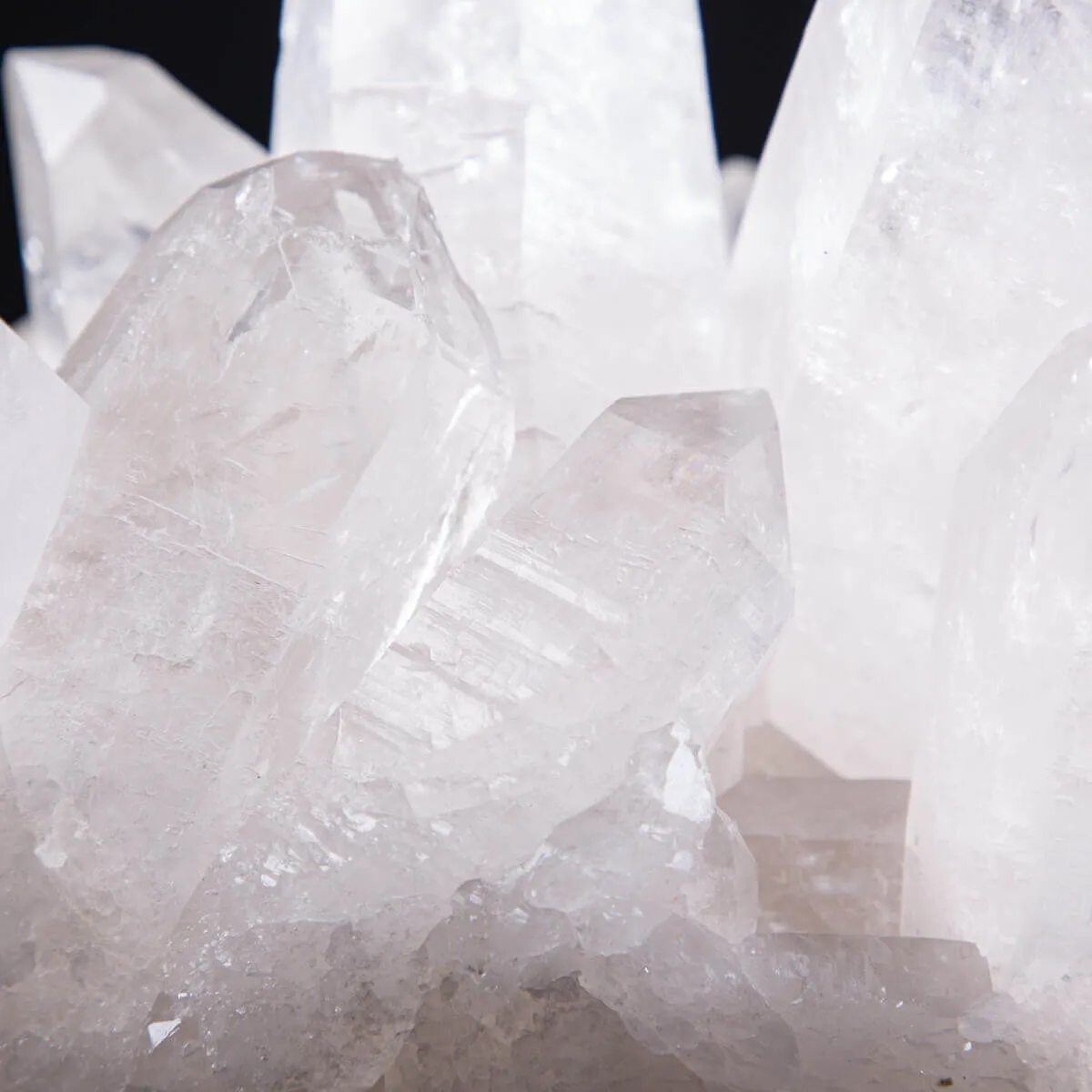 Riflessi di Luce e Saggezza: La Drusa di Quarzo Perfetta per la Meditazione.