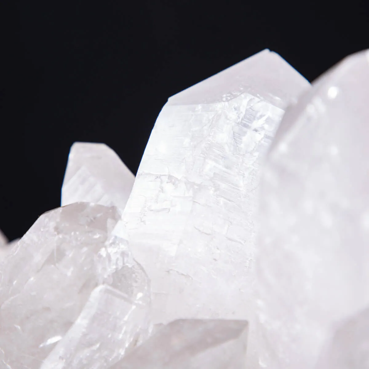 Riflessi di Luce e Saggezza: La Drusa di Quarzo Perfetta per la Meditazione.