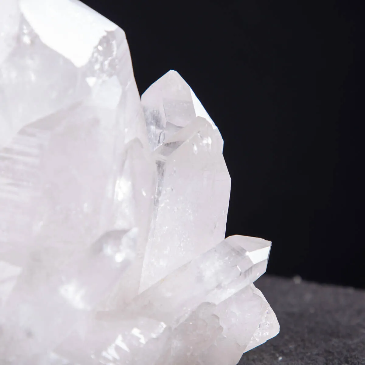 Riflessi di Luce e Saggezza: La Drusa di Quarzo Perfetta per la Meditazione.
