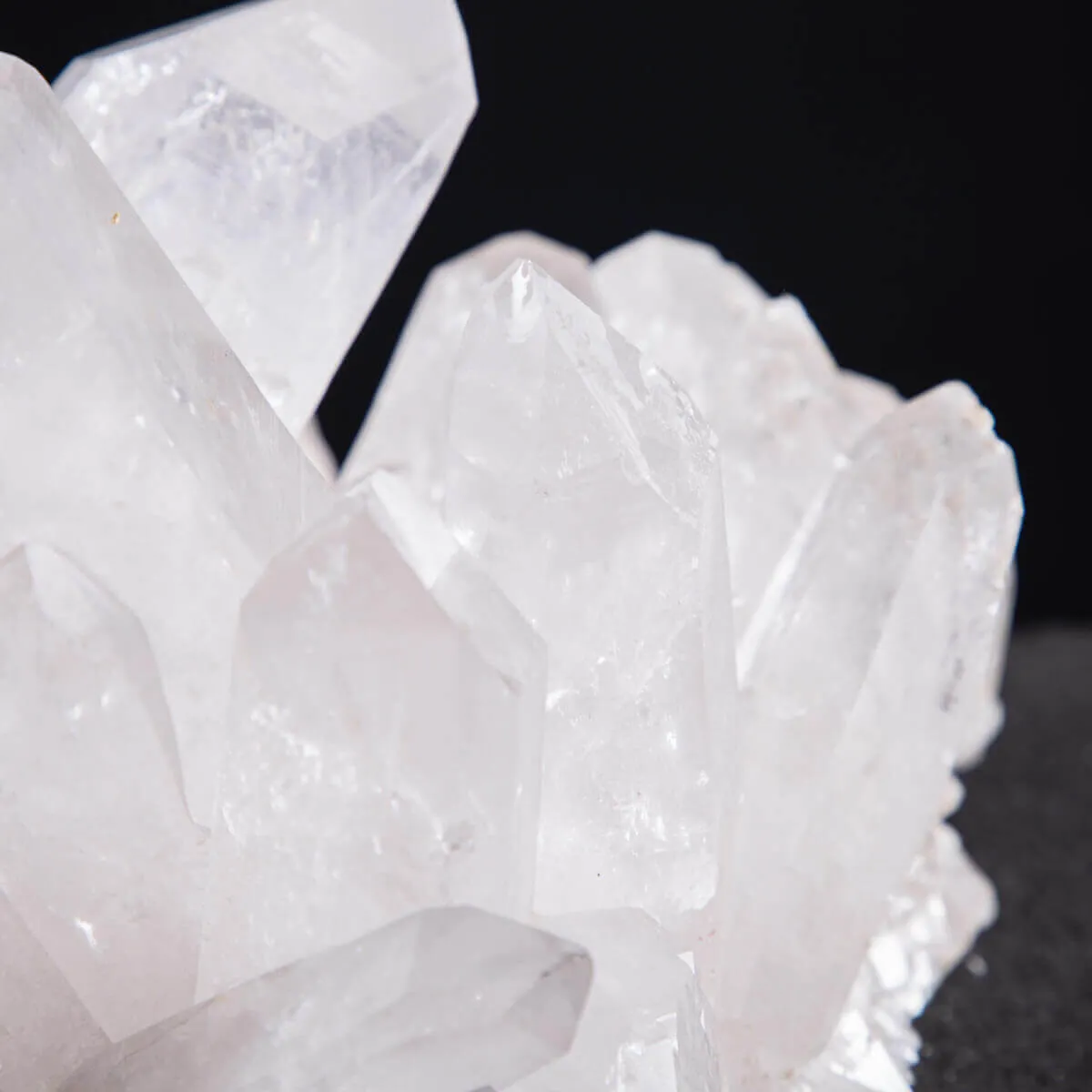 Riflessi di Luce e Saggezza: La Drusa di Quarzo Perfetta per la Meditazione.
