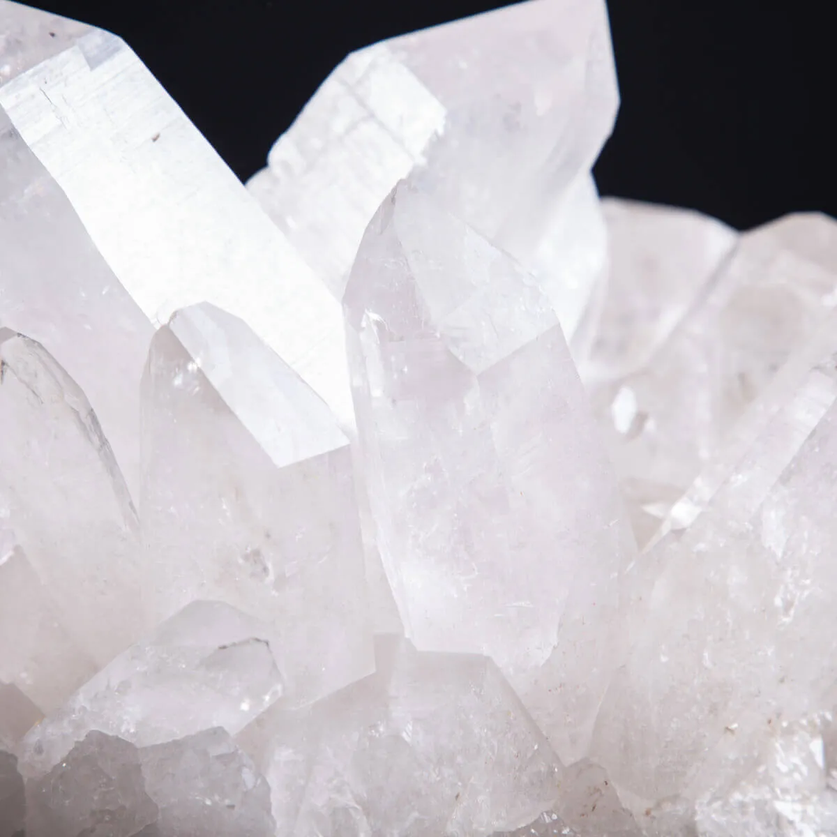Riflessi di Luce e Saggezza: La Drusa di Quarzo Perfetta per la Meditazione.