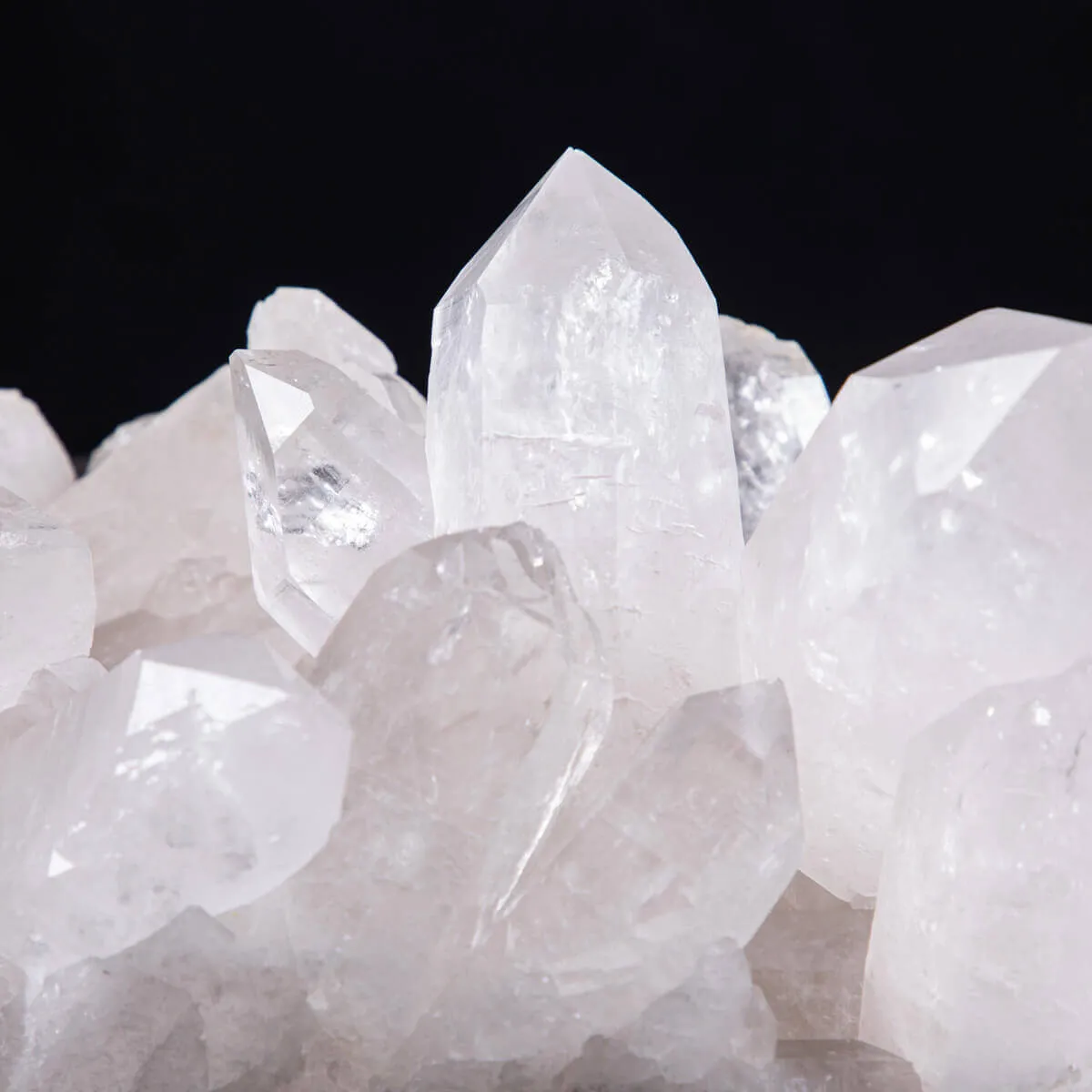 Riflessi di Luce e Saggezza: La Drusa di Quarzo Perfetta per la Meditazione.