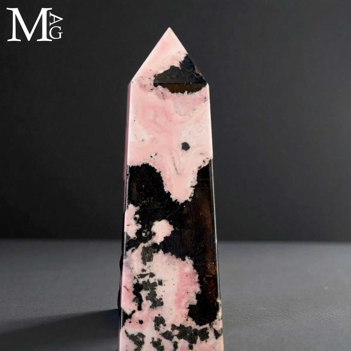 Obelisco in Rodonite Rosa con Galena Nera – Perù