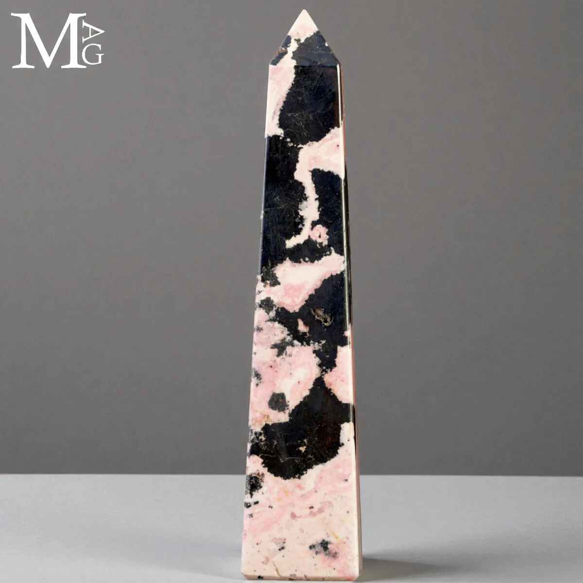 Obelisco in Rodonite Rosa con Galena Nera – Perù