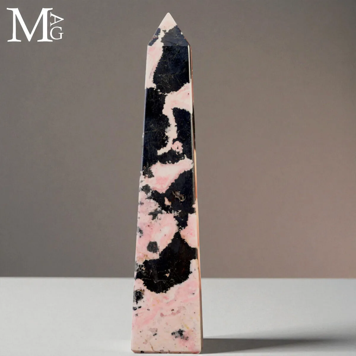 Obelisco in Rodonite Rosa con Galena Nera – Perù