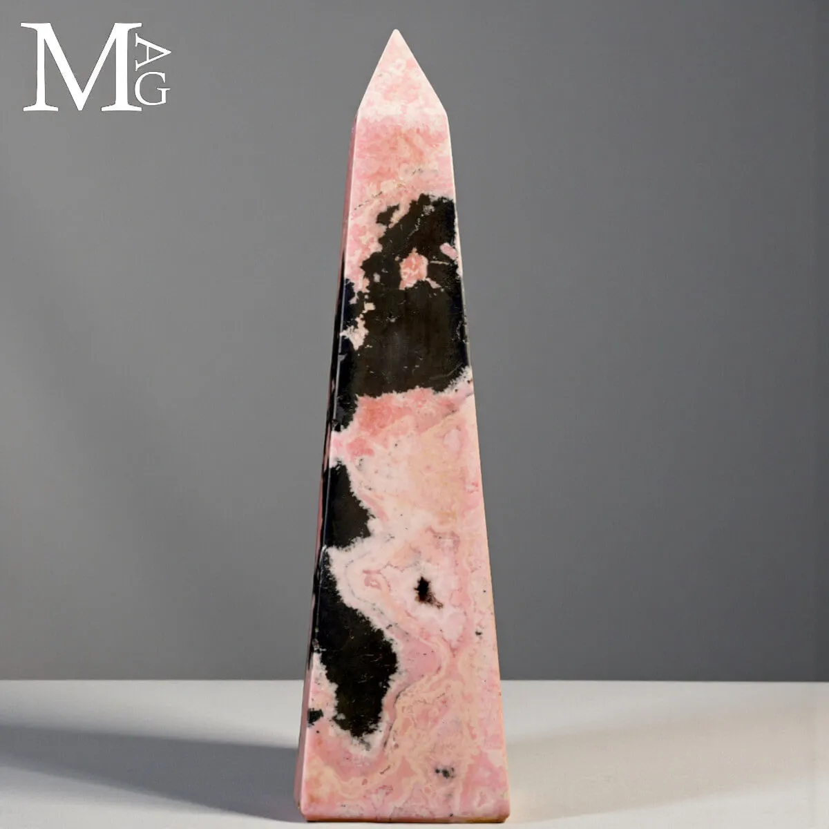 Obelisco in Rodonite Rosa con Galena Nera – Perù