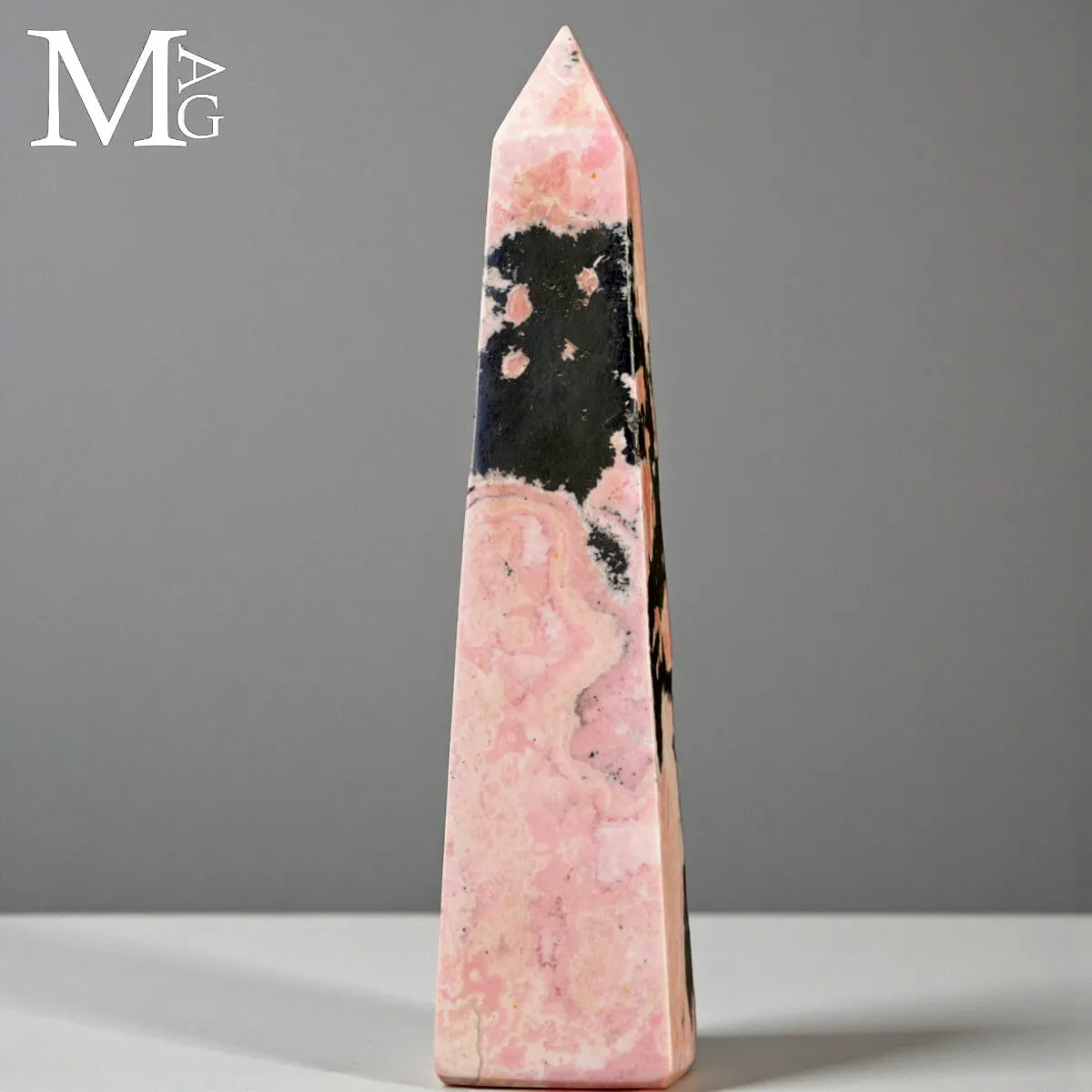 Obelisco in Rodonite Rosa con Galena Nera – Perù