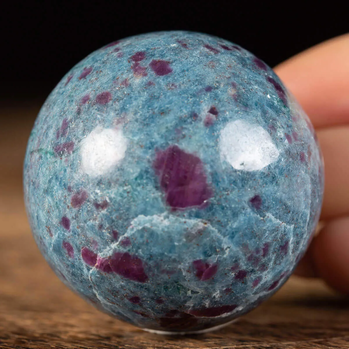 Sfera in Cianite con Rubini