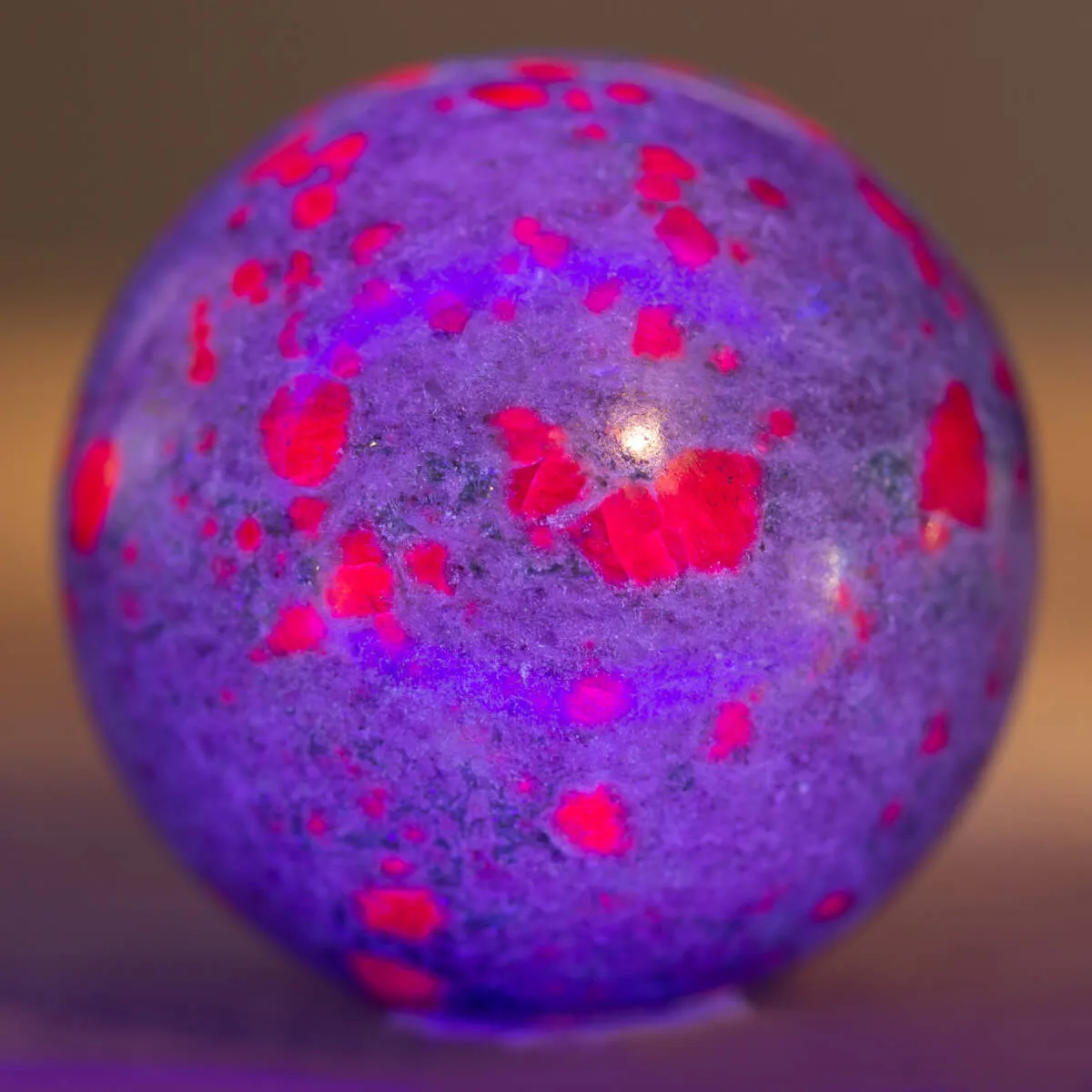 Sfera in Cianite con Rubini Naturali