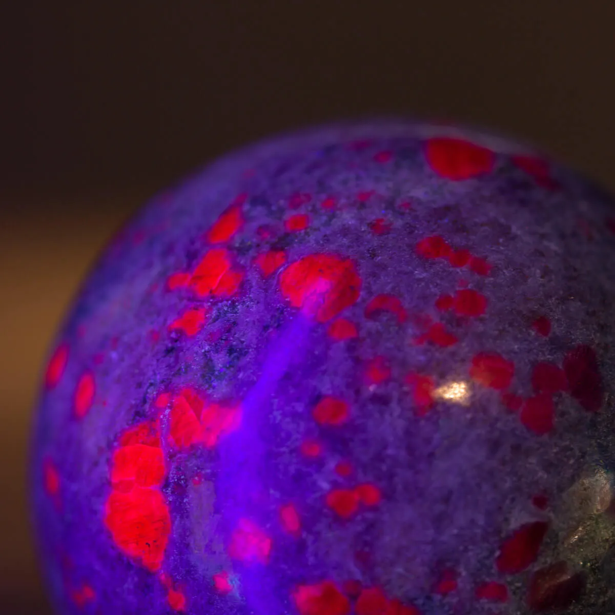 Sfera in Cianite con Rubini Naturali