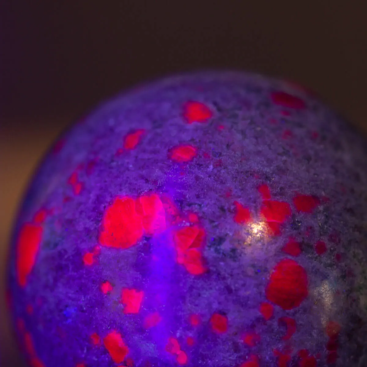 Sfera in Cianite con Rubini Naturali