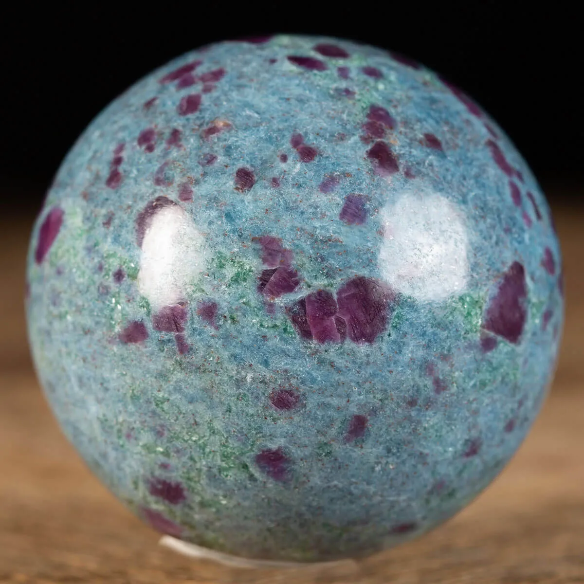 Sfera in Cianite con Rubini Naturali
