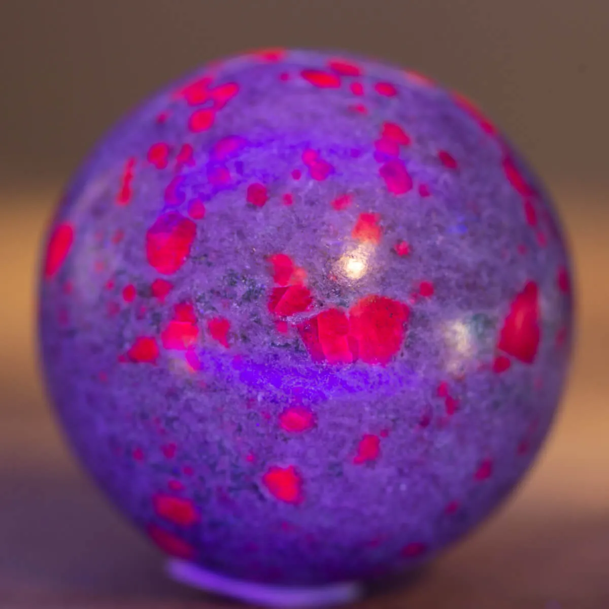 Sfera in Cianite con Rubini Naturali