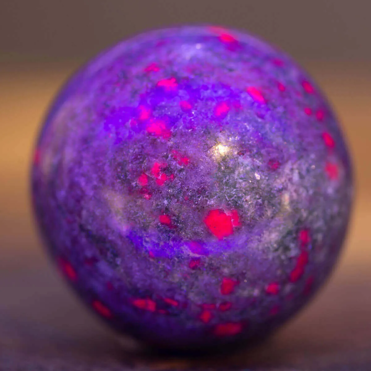 Sfera in Cianite con Rubini Naturali
