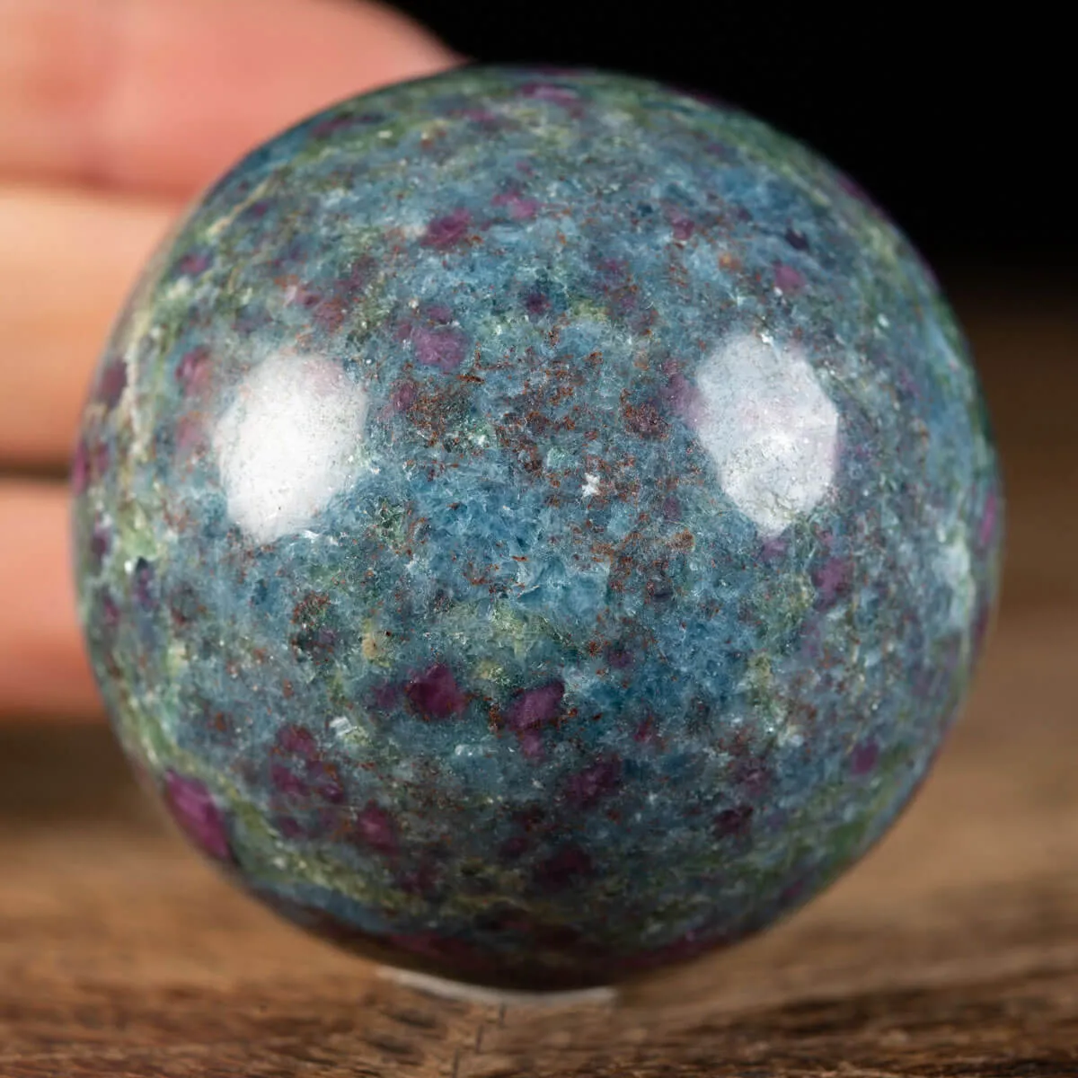 Sfera in Cianite con Rubini Naturali