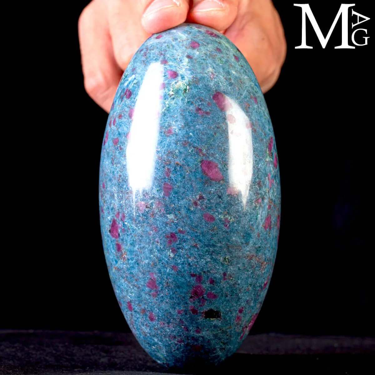 Shiva Lingam in Rubino su matrice di Cianite.