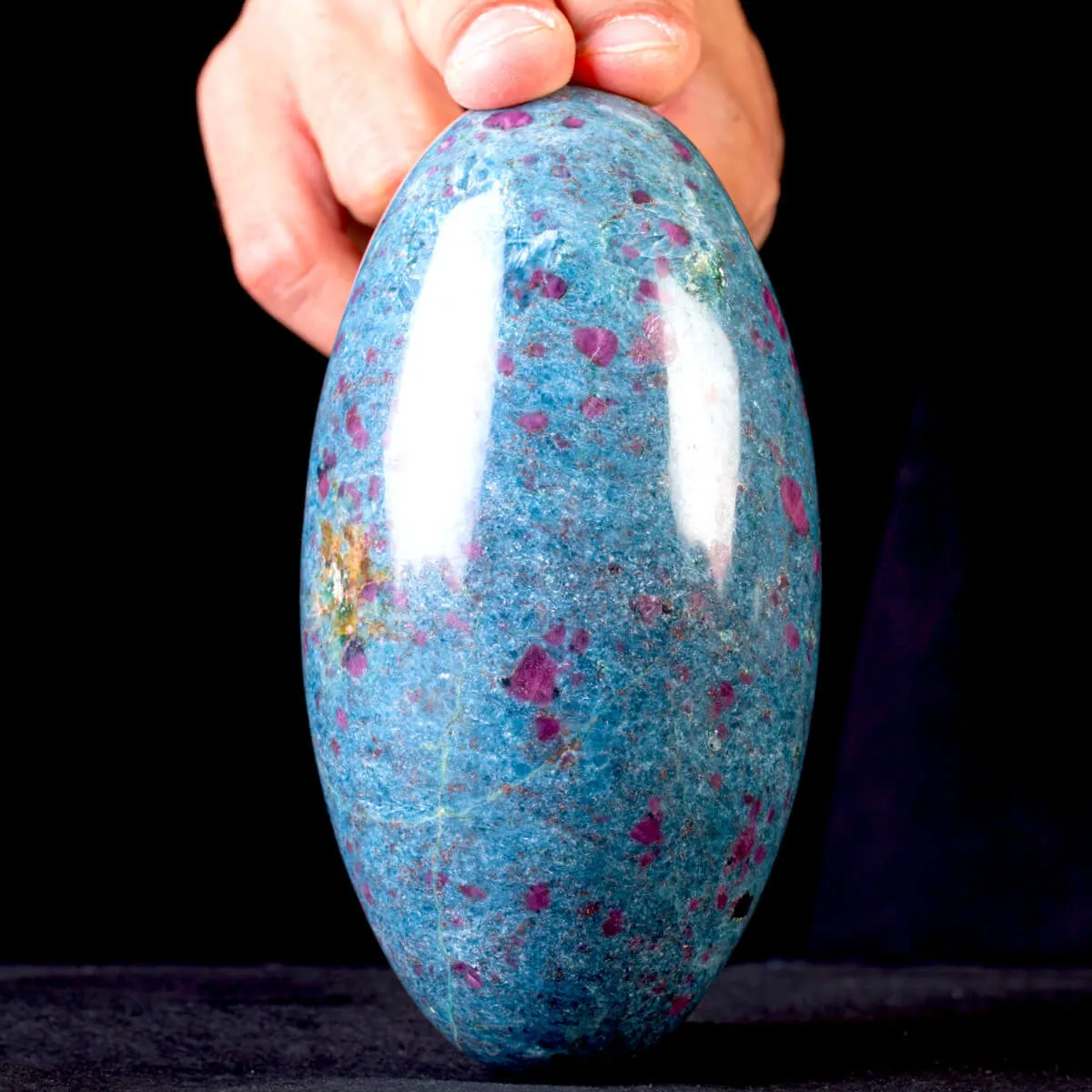 Shiva Lingam in Rubino su matrice di Cianite.