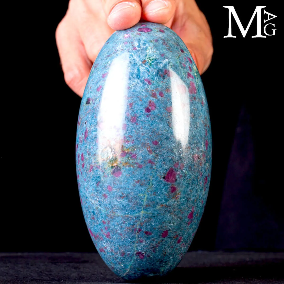 Shiva Lingam in Rubino su matrice di Cianite.