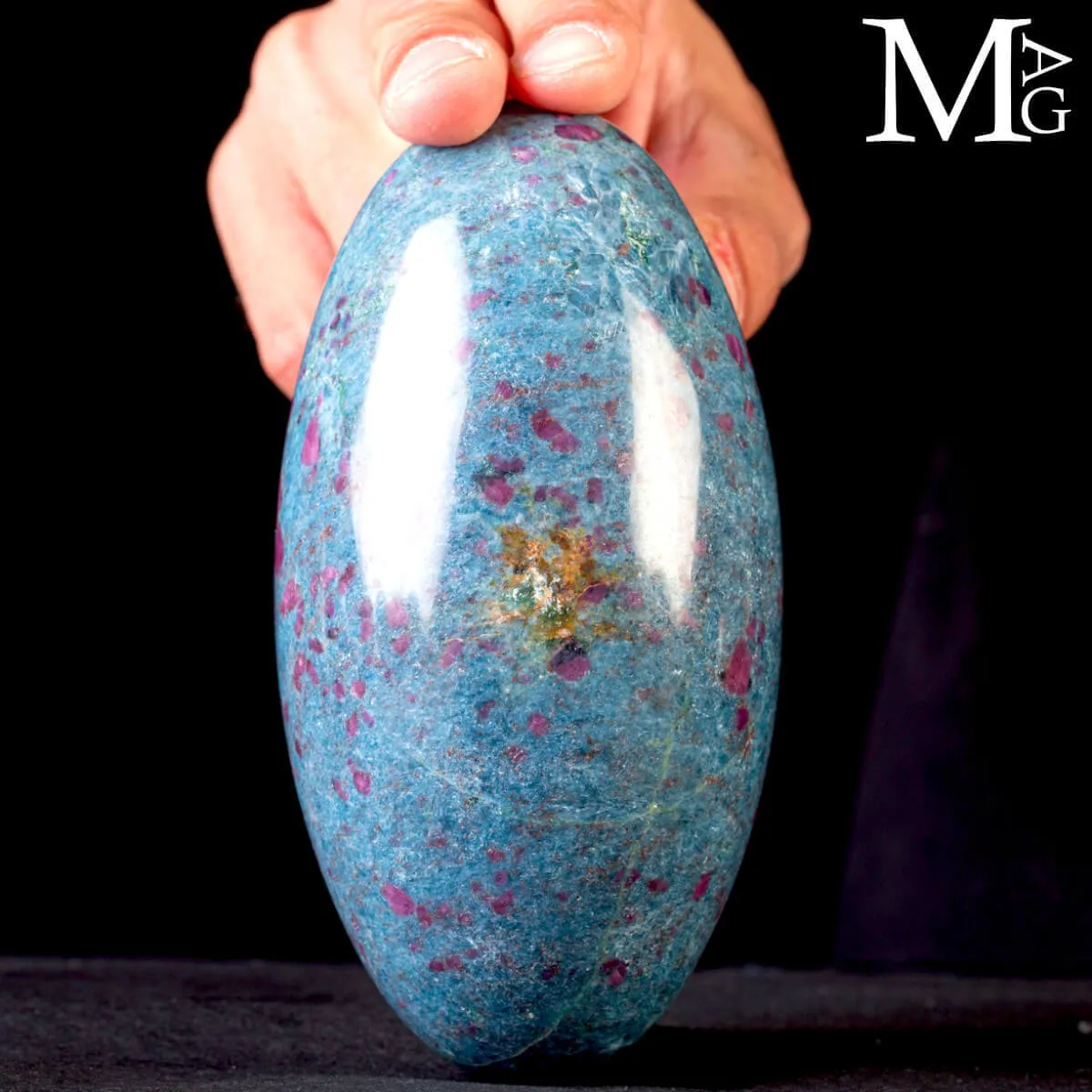 Shiva Lingam in Rubino su matrice di Cianite.