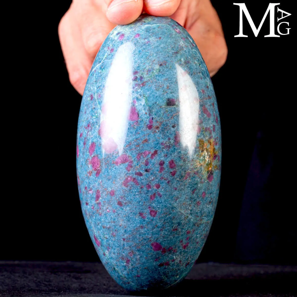 Shiva Lingam in Rubino su matrice di Cianite.