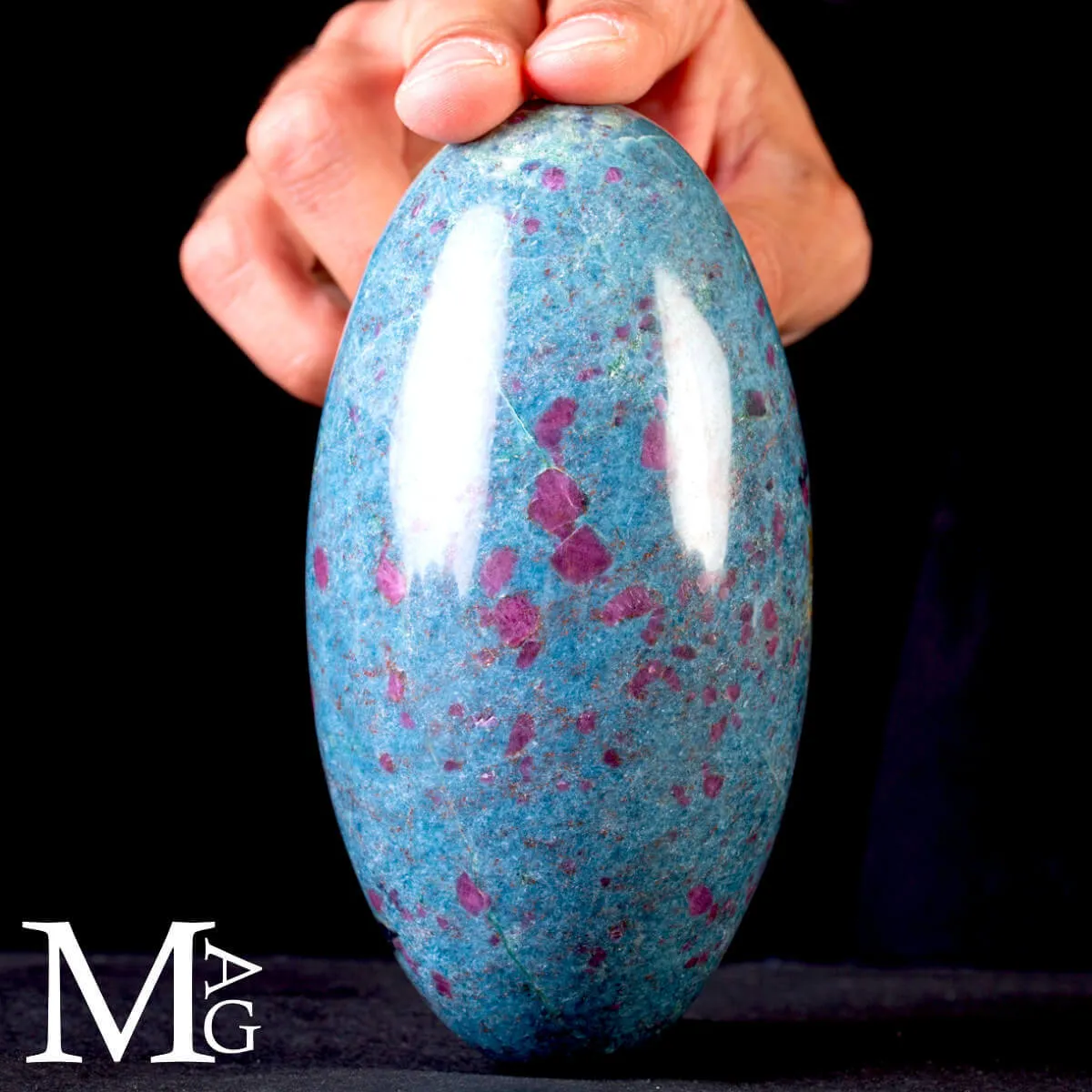 Shiva Lingam in Rubino su matrice di Cianite.